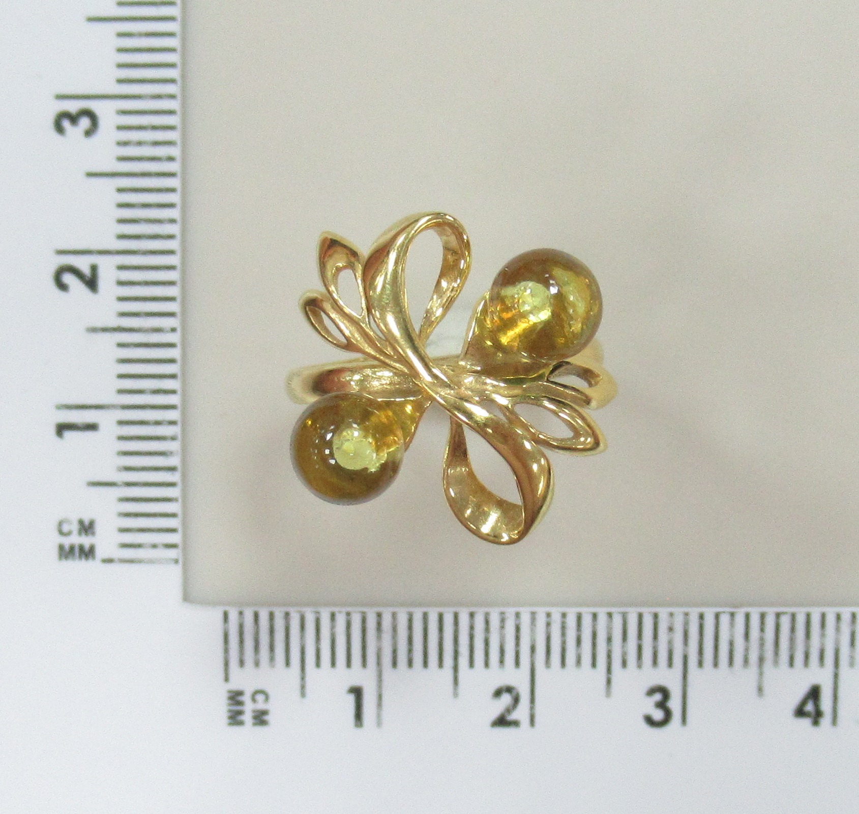 Серебряное кольцо с янтарем